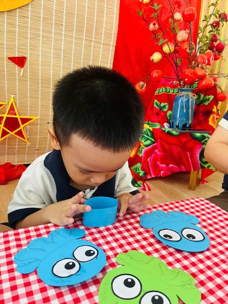 Bé tham gia hoạt động mỹ thuật sáng tạo