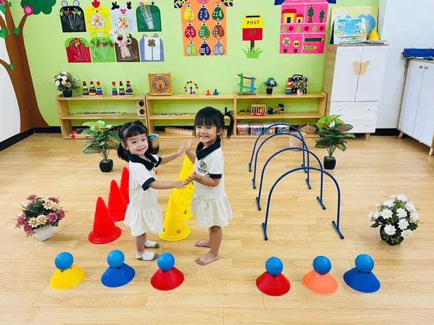 Các bé tham gia hoạt động vận động